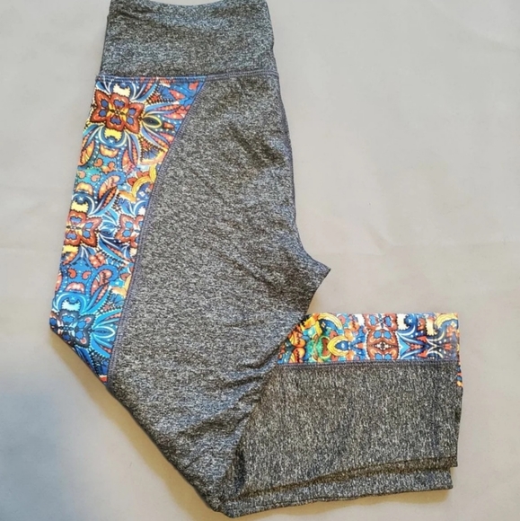 LuLaRoe Pants - LuLaRoe capris Leggings size small